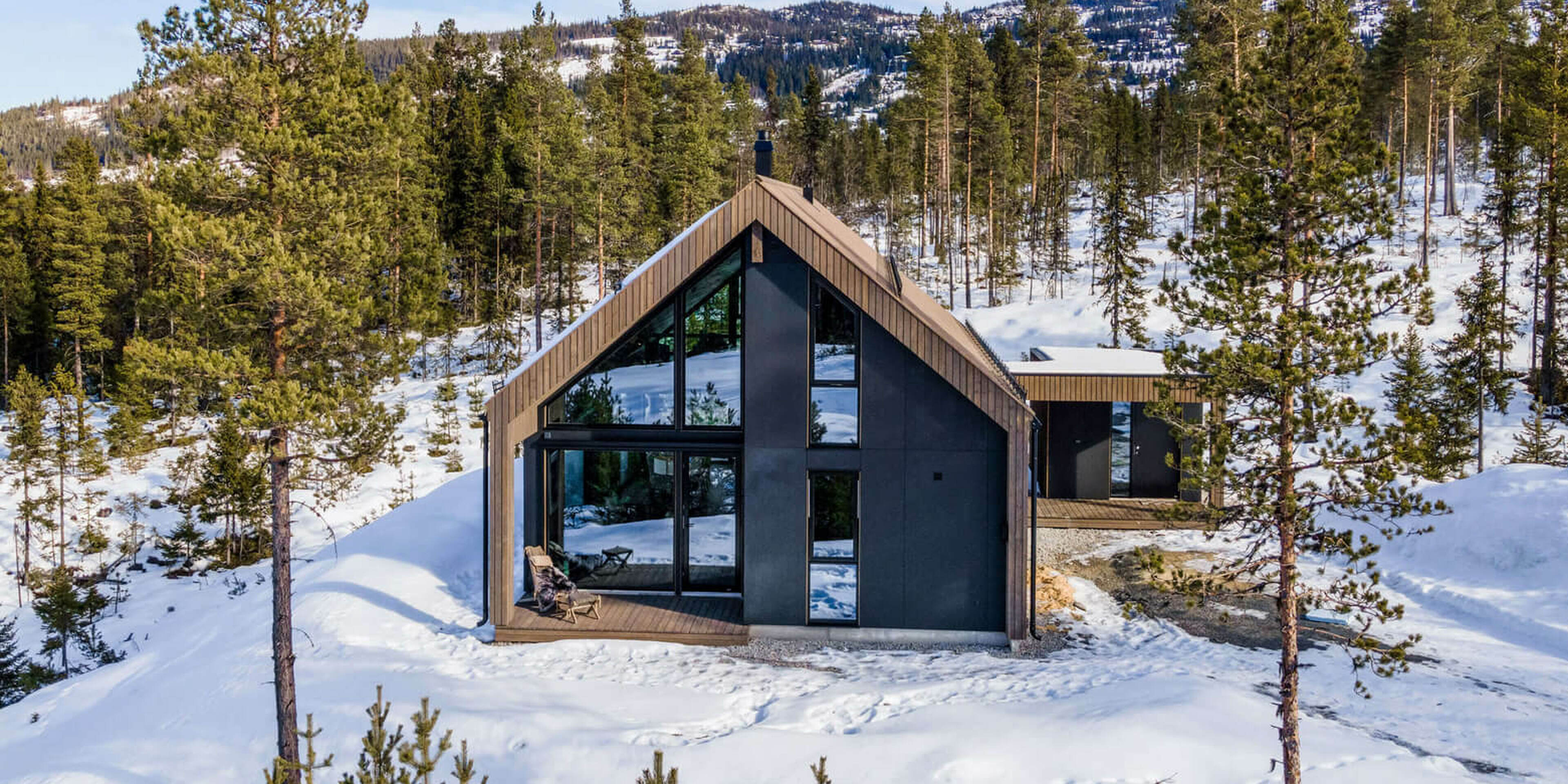 Hytte sett forfra på vinteren. Foto.